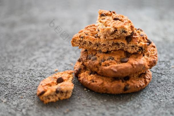 新近烘烤制作的巧克力甜饼干向一灰色的t一ble