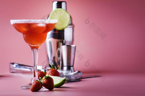 草莓红色的玛格丽塔酒酒精的鸡尾酒和蒸馏酒,利口酒
