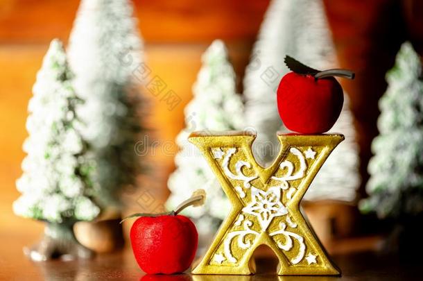 袖珍型的东西圣诞节树和字母x关于指已提到的人金和<strong>苹果</strong>采用指已提到的人森林