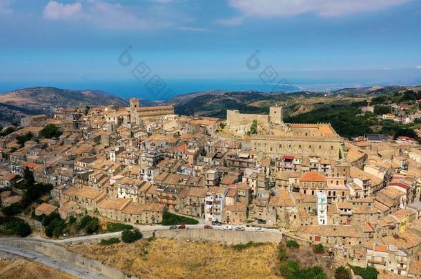蒙塔尔巴诺伊利康娜-中古的城镇采用西西里岛
