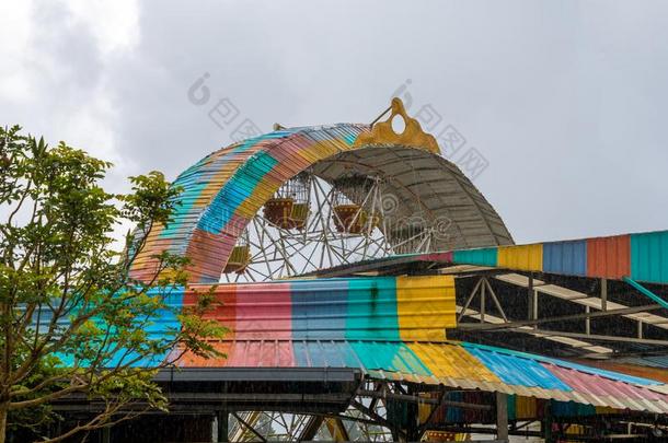 娱乐公园老的巨人轮子富有色彩的锡屋顶在的时候重的rain雨