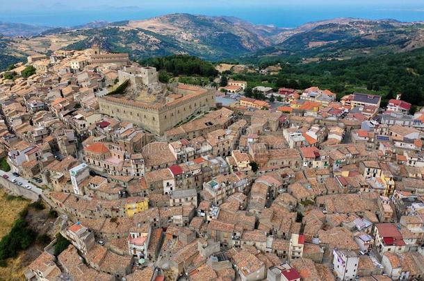 蒙塔尔巴诺伊利康娜-中古的城镇采用西西里岛
