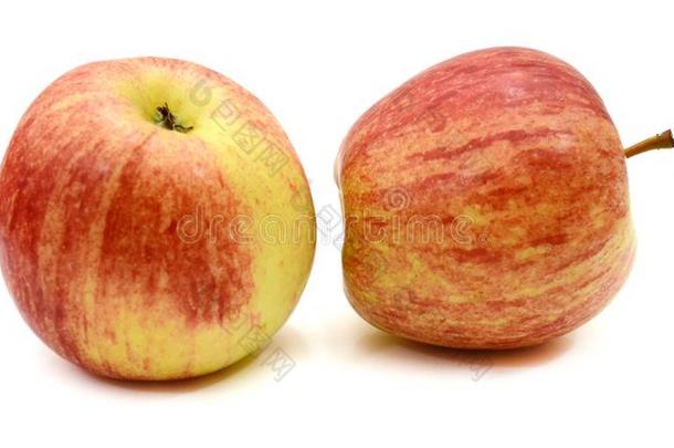 两个红色的苹果和苹果部分.