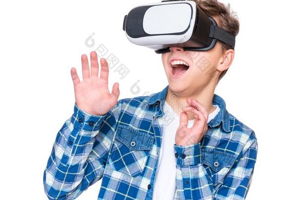 青少年男孩采用VirtualReality虚拟现实眼镜
