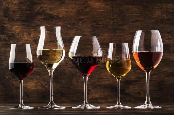 <strong>葡萄酒</strong>放置.红色的,白色的和玫瑰<strong>葡萄酒</strong>采用分类采用<strong>葡萄酒</strong>glasses.