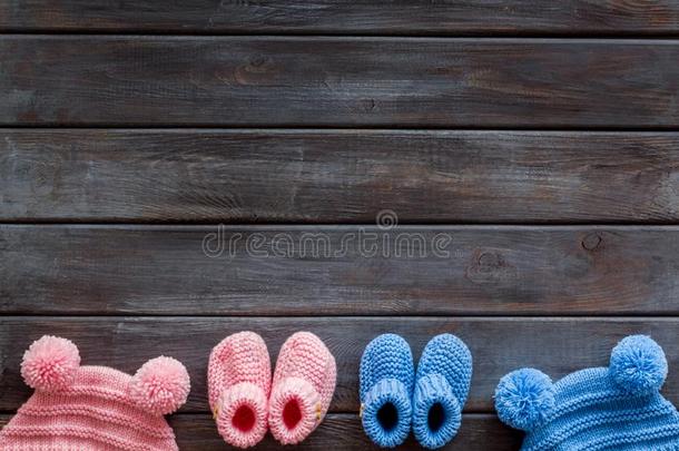 漂亮的婴儿衣服为女孩和男孩向木制的背景顶看法