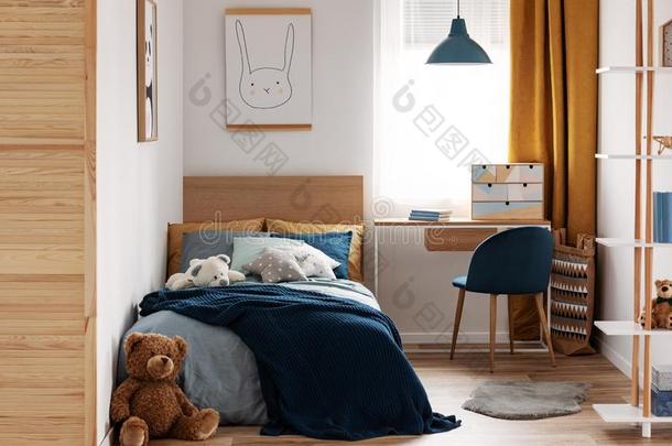 书桌,椅子和单一的床和蓝色床d采用g采用舒适的床room采用t