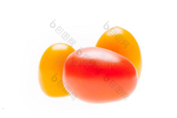 一组关于新鲜的红色的和黄色的樱桃番茄隔离的向指已提到的人