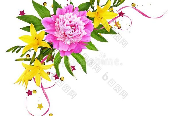 粉红色的牡丹花和黄色的百合花,五彩纸屑和丝带