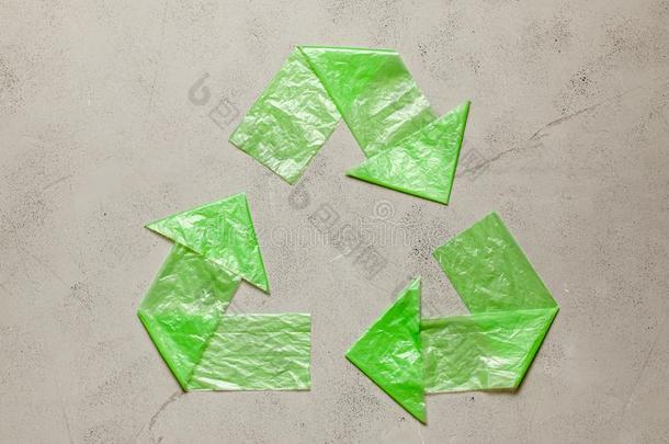 符号再循环塑料制品从绿色的袋向灰色背景.游戏《传奇》服务端下的一个文件夹名