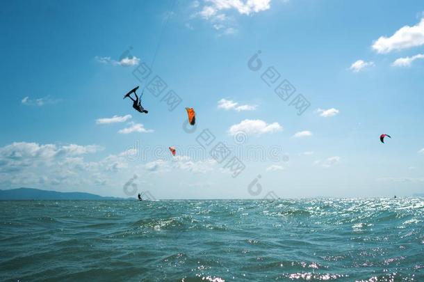 风筝冲浪采用泰国在日落