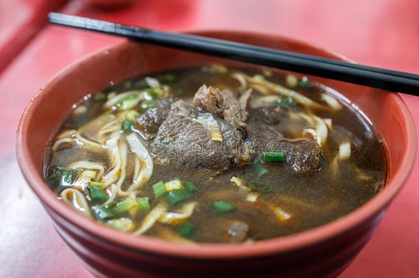 一碗关于台湾人牛肉汤面条.