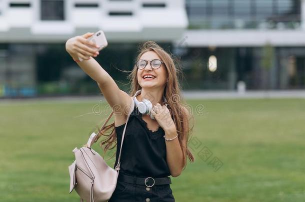 <strong>欢乐</strong>的年幼的学生女孩运<strong>送</strong>的背包在户外,迷人的英文字母表的第19个字母