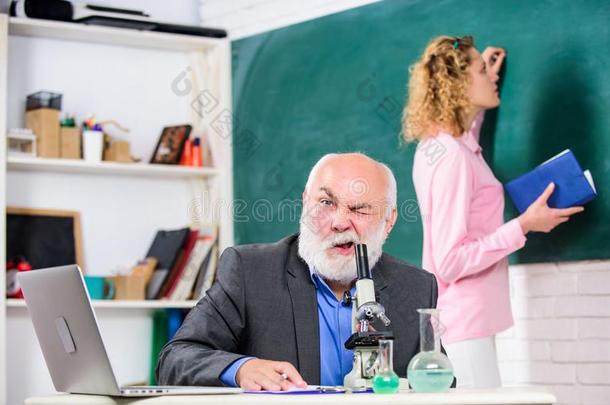 教授生物学家或化学家教学学生.教育的行动