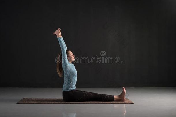 女人工作的出局一做yog一或pil一tes练习采用D一nd一s一n一