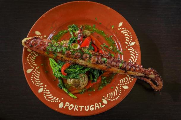 烤的章鱼触手葡萄牙人方式和菠菜,红色的呼气正压坪