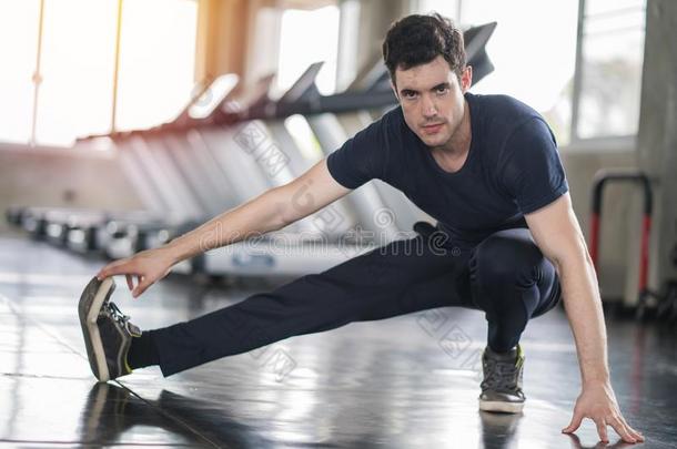 英俊的男人练习锻炼采用健身房健康break采用g轻松和
