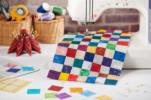 富有色彩的详述关于被子缝从正方形一件向缝纫马基
