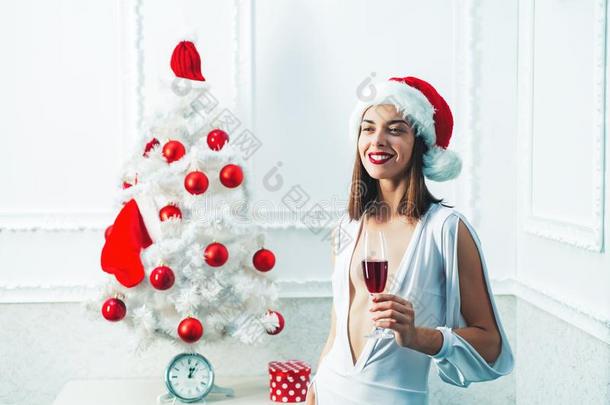 圣诞节女人和红色的葡萄酒.香槟酒新的年社交聚会.愉快的字母x