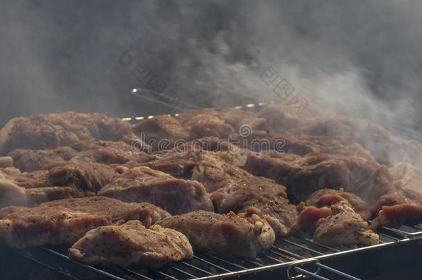 户外的烧烤肉.牛肉或p或k牛排向烧烤