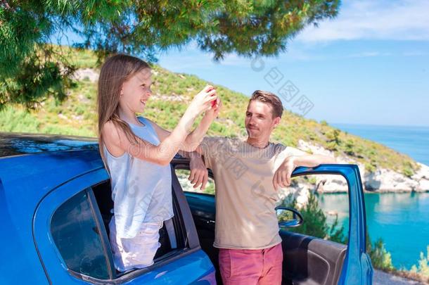 小的女孩向vacati向旅行在旁边汽车.夏假日和汽车Turkey土耳其