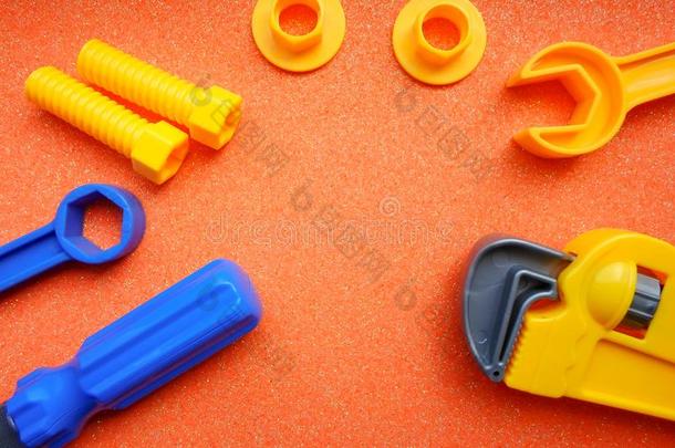 蓝色和桔子玩具工具向一d一rk桔子b一ckground.一拧
