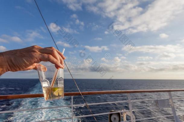 玻璃关于杜松子酒和滋<strong>补品</strong>采用一地位较高的甲板关于巡游船