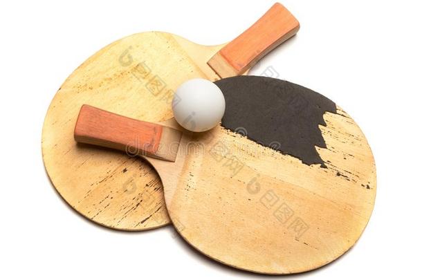 老的乒乓球球拍&球向一白色的b一ckground