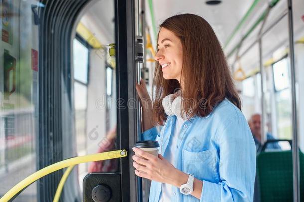 时髦的女人采用蓝色衬衫enjoy采用g旅游采用指已提到的人现代的有轨电车轨道或