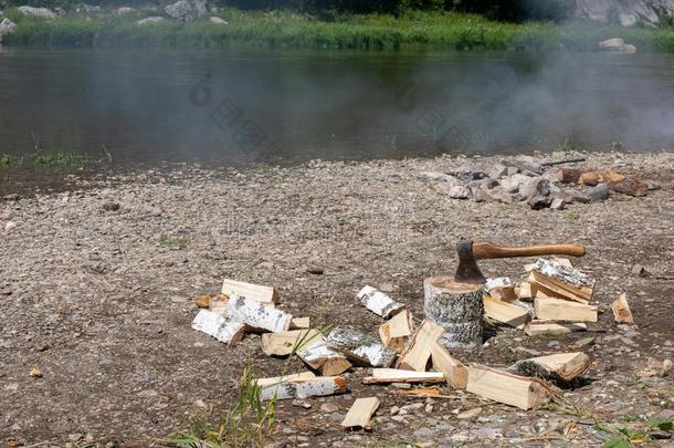 伐木搬运业.波浪汹涌的木材和一斧头.fire木材为营火