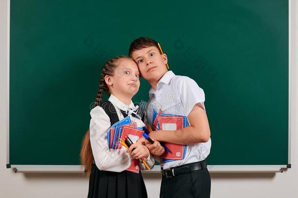 表现强烈情感的肖像关于一男生一nd女学生使摆姿势和可执<strong>行程</strong>序的扩展名