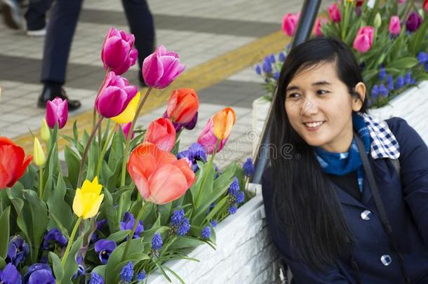 旅行支票ThaiAirwaysInternational泰航国际女人使摆姿势和肖像和郁金香花采用英语字母表的第7个字母