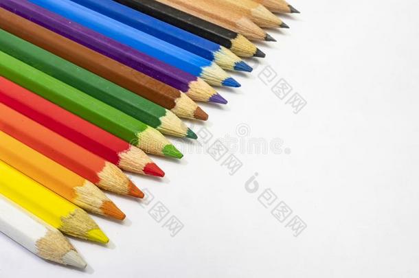 许多有色的铅笔向白色的背景.