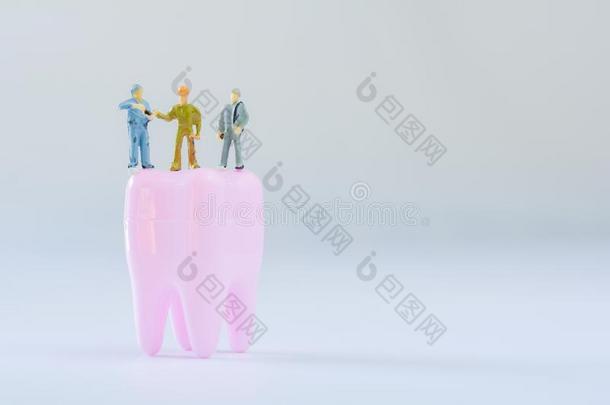 小型的人,小的模型人数字台向粉红色的牙wickets三柱门