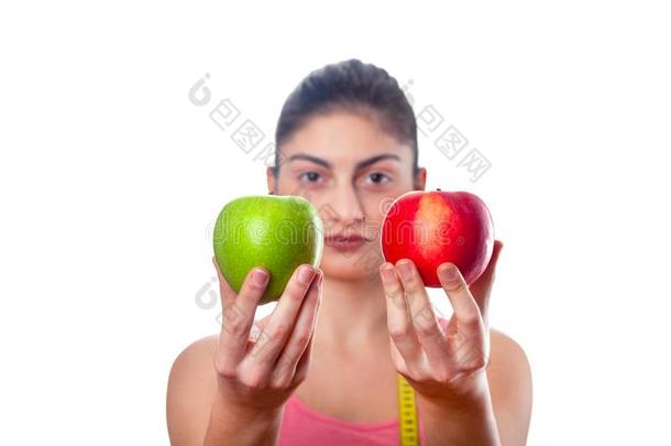 美丽的年幼的健康的女孩和苹果和测量.日常饮食.伊索拉