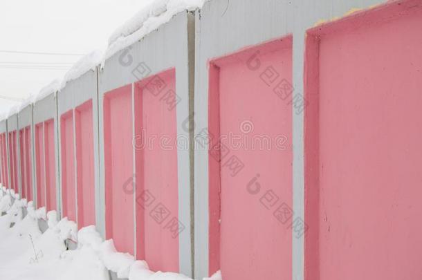大街墙,栅栏关于具体的厚板粉红色的和白色的,栅栏常数