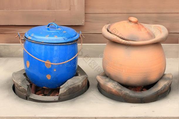 传统的炉和陶器和金属罐采用ThaiAirwaysInternational泰航国际厨房