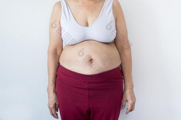 超重的较高的女人收聚她肥的身体,脂肪<strong>团</strong>大约英语字母表的第8个字母