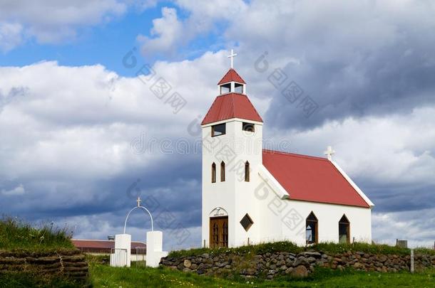 Modhrudalur教堂关在上面,冰岛.小的教堂