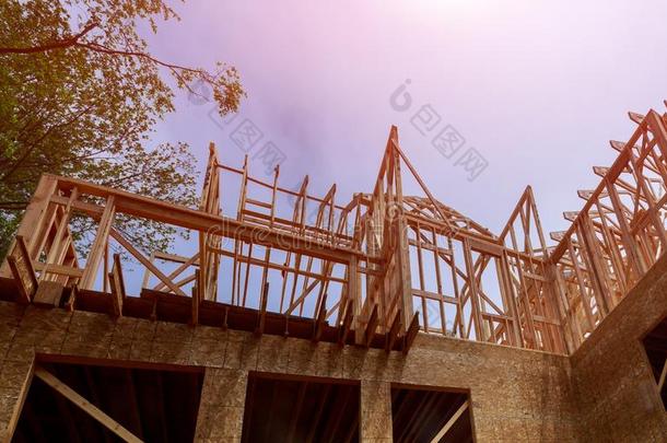 新的房屋构架关于一木材构架在下面建筑物