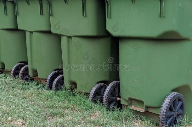 绿色的垃圾大储藏箱,再循环垃圾罐头向草