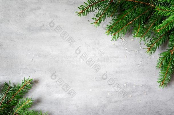 冷杉树枝边向灰色背景,圣诞节背景幕布