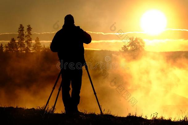 摄影师和三脚架迷人的照片关于日出或日落