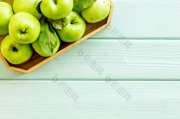 多汁的绿色的苹果向绿色的木制的背景顶看法复制品土壤-植物-大气连续体