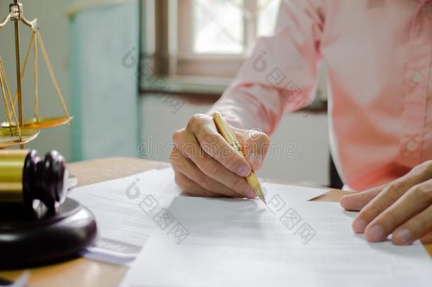 商人或律师一次办公室签署合同文件向