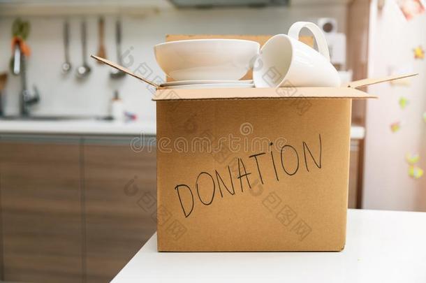 捐赠家庭物料项目-盒和餐具为捐赠向基茨