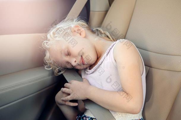 高加索人未满学龄的女孩小孩一次采用汽车席位.Sleep采用gKiribati基里巴斯