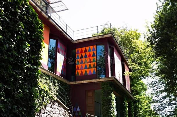 一现代的房屋和有色的三角形描画的向指已提到的人墙Funcha