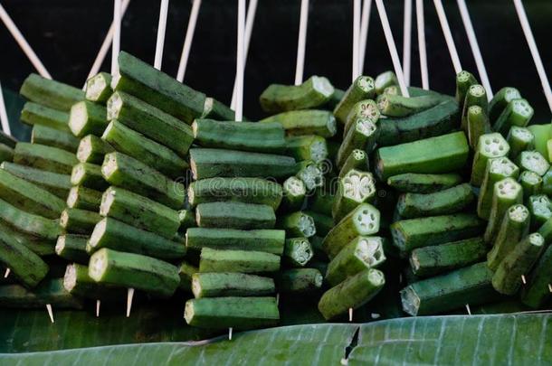 蔬菜烤架,绿色的黄秋葵向木制的粘贴为烧烤
