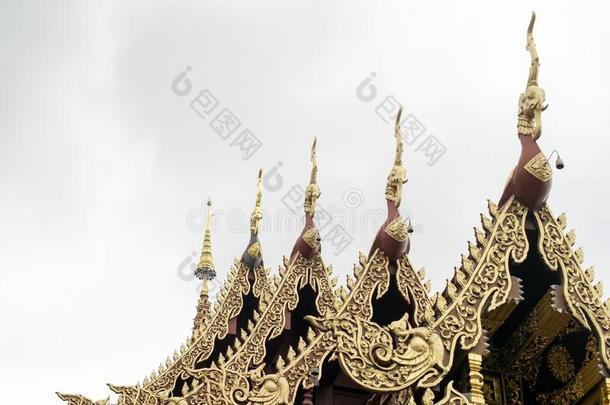 装饰华丽的屋檐和尾音关于泰国或高棉的佛教寺或僧院萨恩城妈人名,城镇妈i,